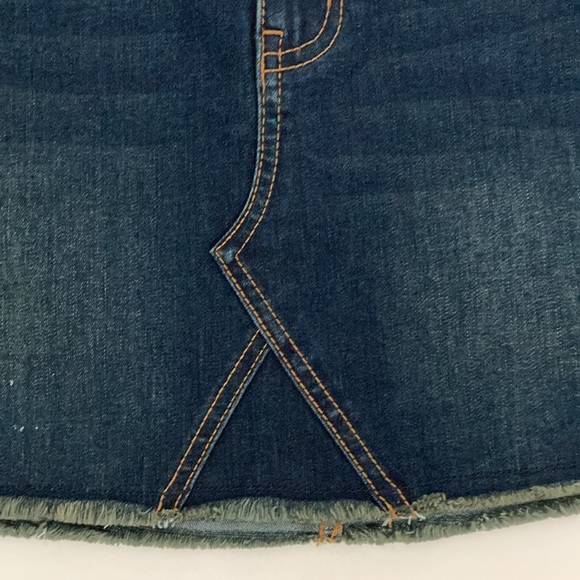 🎉 3 For $20 Cat&Jack Girl Denim Skirt Size M (7/8) Dark Wash Raw Hem Distressed - Picture 2 of 5